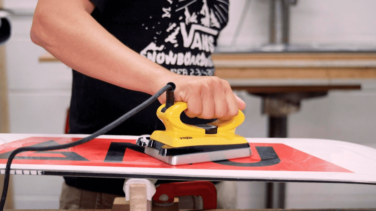 Нанесение воска на сноуборд Нанесение воска на сноуборд