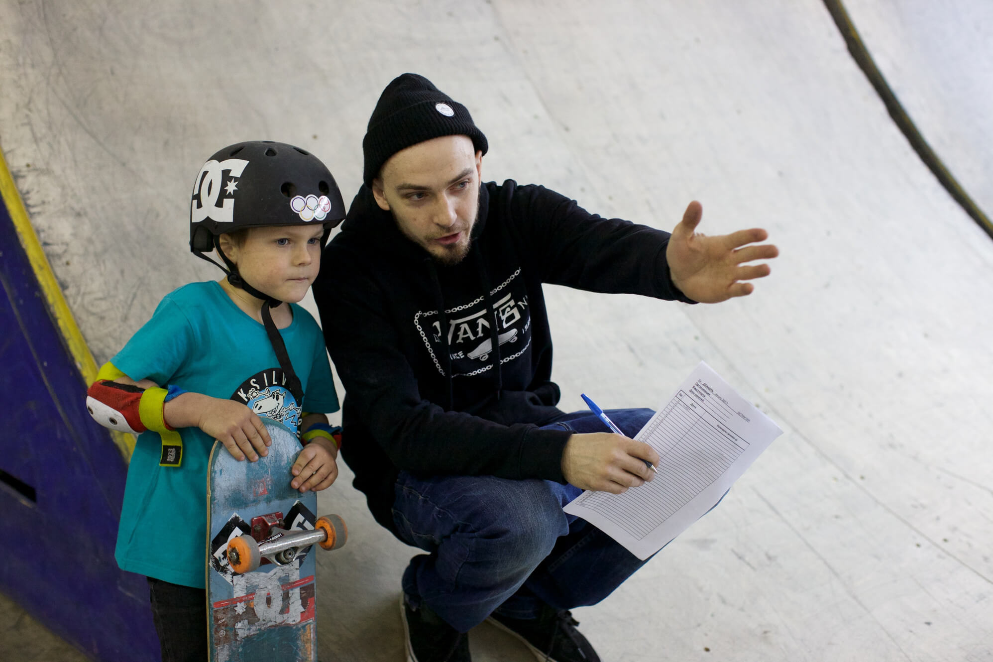 Обучение ребенка скейтбордингу