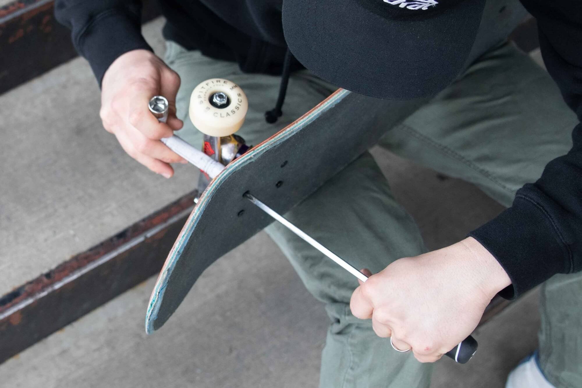 Установка болтов на скейт