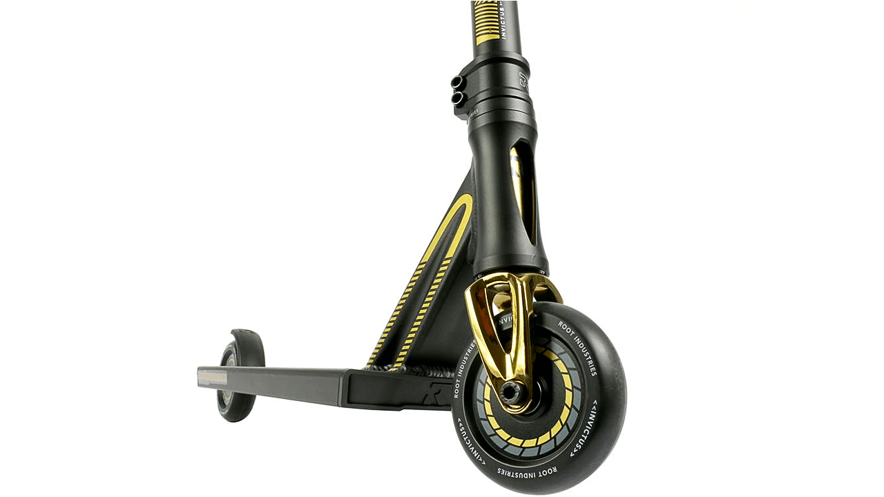 Самокат с установленным легким зажимом Самокат с установленным легким зажимом