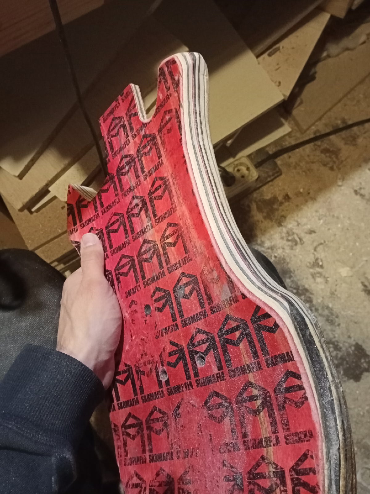 Процесс создания гитарной деки из деки для скейта