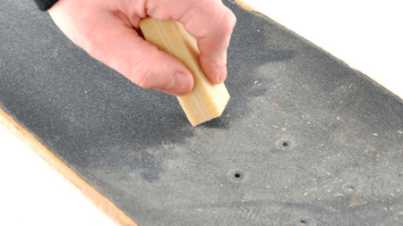 Как почистить шкурку на скейте?